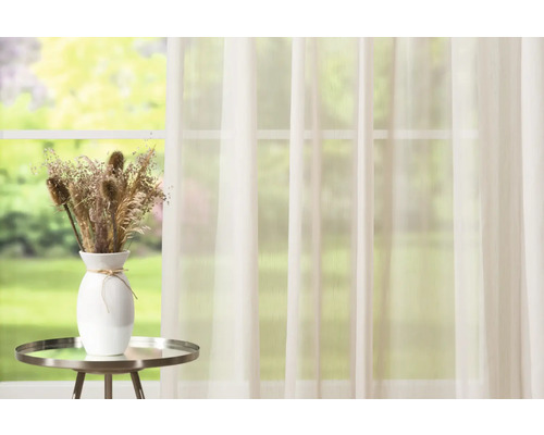 Scène avec rideau, table et vase avec fleurs séchées