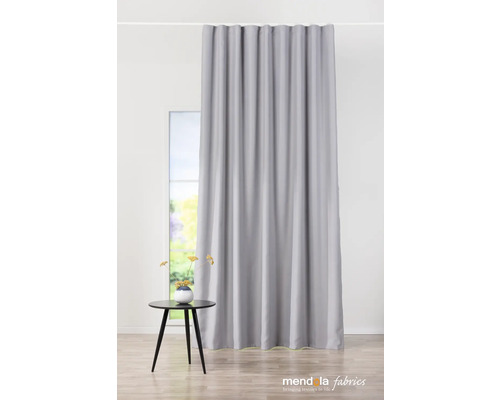Rideau gris devant une fenêtre