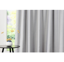 Rideau gris devant une fenêtre avec une table d''appoint et une décoration