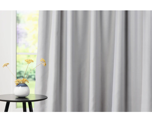 Rideau gris devant une fenêtre avec une table d''appoint et une décoration