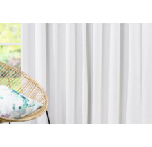 Dekoschals im Wohnzimmer mit Sessel und Kissen