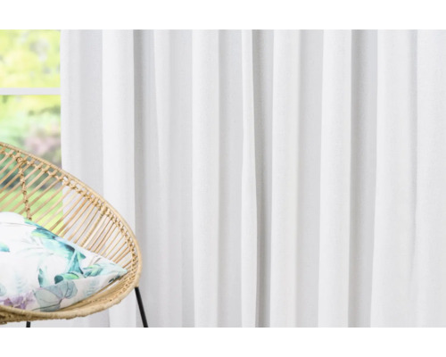 Dekoschals im Wohnzimmer mit Sessel und Kissen