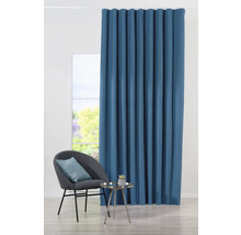 Raumszene mit Gardine, Sessel und Beistelltisch