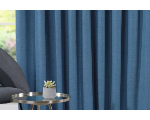 Dekorativer blauer Vorhang mit Tisch und Pflanze im Topf