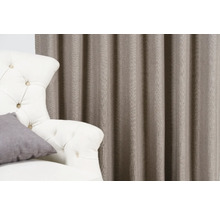 Dekostoff und Sessel mit Kissen