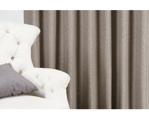 Dekostoff und Sessel mit Kissen