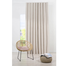 Dekorativer Vorhang neben Sessel und Hocker in einem hellen Raum.