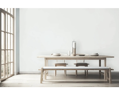 Heller Essbereich mit Holztisch, Bank, Stühlen und Dekoration