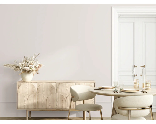 Salle à manger lumineuse avec buffet, composition florale et table à manger dressée