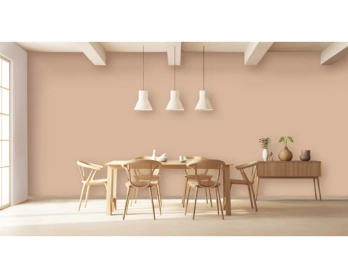 Esszimmer mit Holztisch, Stühlen, Pendelleuchten und Sideboard vor einer gestrichenen Wand