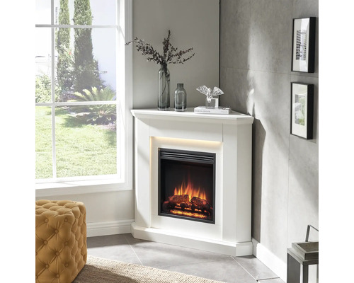 Eckkamin mit elektrischem Feuer in einem hellen Wohnzimmer