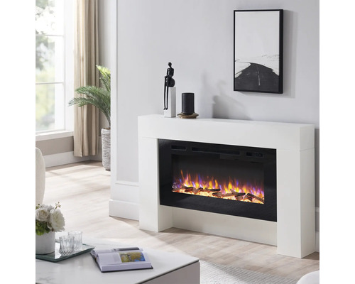 Elektrischer Kamin mit weißer Verkleidung im Wohnzimmer