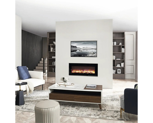 Wohnzimmer mit elektrischem Kamin, Couchtisch und Bücherregal