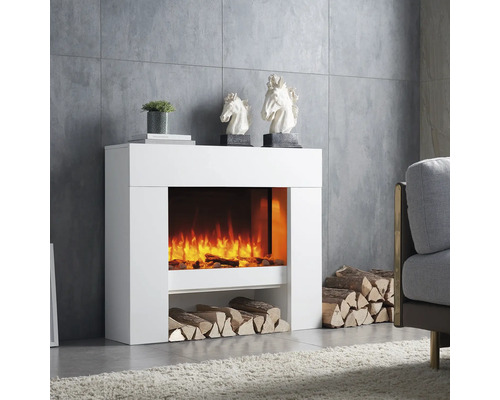 Dekorativer Elektrokamin mit Holzscheiten und weißer Verkleidung in Wohnraumumgebung.