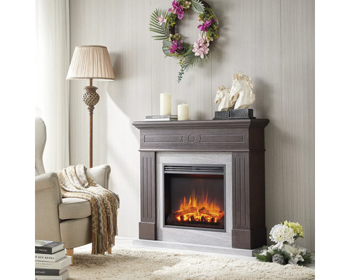 Wohnzimmer mit Elektrokamin, Sessel, Stehlampe und Wanddekoration