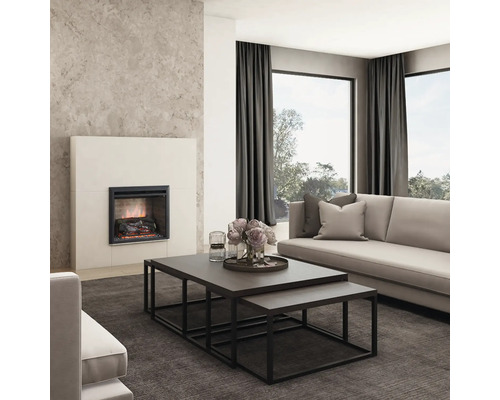 Wohnzimmer mit Kamin, Sofa und Couchtischen