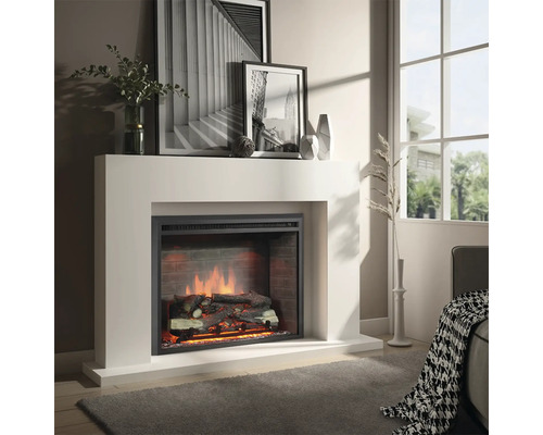 Dekorativer Kamin mit weißer Umrandung und simuliertem Feuer in einem hellen Wohnraum.