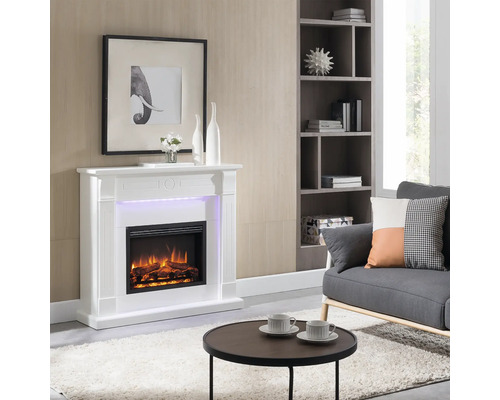 Wohnzimmer mit elektrischem Kamin, Sofa, Bücherregal und Couchtisch