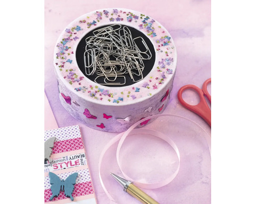 Boîte de rangement décorative avec trombones, stylo, ciseaux et ruban