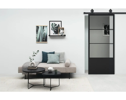 Wohnzimmer mit Tagesbett, Couchtisch und Glasschiebetür