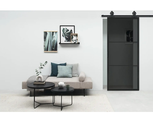 Wohnzimmer mit Sofa, Couchtischen und Schiebetür