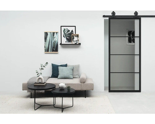 Wohnzimmer mit Schiebetür, Sofa, Couchtisch und Wanddekoration