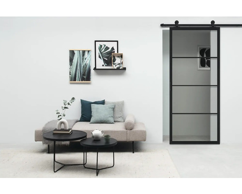 Wohnzimmer mit Schiebetür, Sofa, Couchtischen und Wanddekorationen für eine moderne Einrichtung.