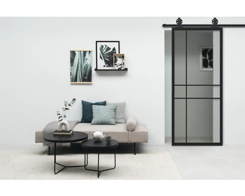 Wohnzimmer mit Schiebetür, Sofa, Couchtisch und Wanddekorationen für eine helle und organisierte Atmosphäre.