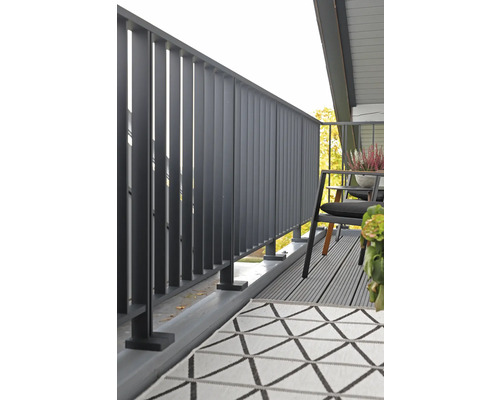 Scène de balcon avec garde-corps, sièges et tapis