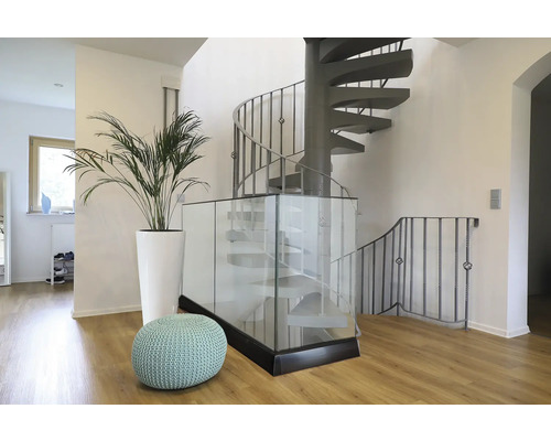 Heller Eingangsbereich mit Wendeltreppe, Pflanze im Topf und Sitzhocker