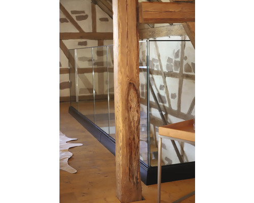 Scène avec pilier en bois et garde-corps en verre dans un bâtiment