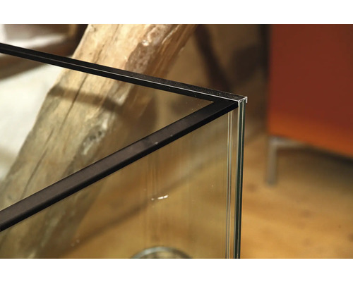 Vue détaillée d''un aquarium avec verre et cadre noir