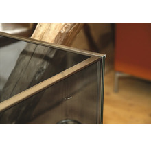 Detailansicht eines Glaselements mit Rahmen