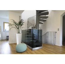 Heller Raum mit Wendeltreppe, Pflanze im Topf und Sitzhocker