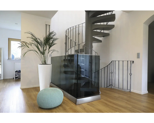 Heller Raum mit Wendeltreppe, Pflanze im Topf und Sitzhocker