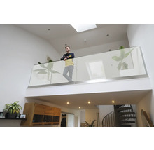 Heller Wohnraum mit Galerie, Glasgeländer und Wendeltreppe