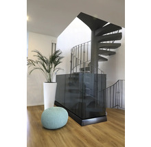 Innenaufnahme eines Raumes mit Wendeltreppe, Sitzhocker und Pflanze