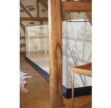 Innenaufnahme eines Raumes mit Holzbalken, Holzboden und einer Glasbalustrade