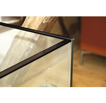 Detailansicht eines Aquariums mit Glas und Rahmen
