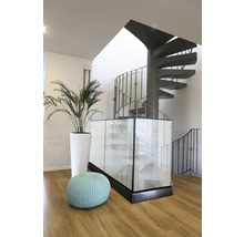 Heller Raum mit Wendeltreppe, Pflanze im Topf und Sitzkissen