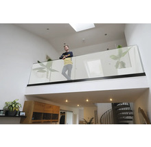 Helles Wohnzimmer mit Galerie und Glasgeländer