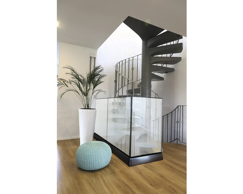 Heller Raum mit Wendeltreppe, Topfpflanze und Sitzhocker