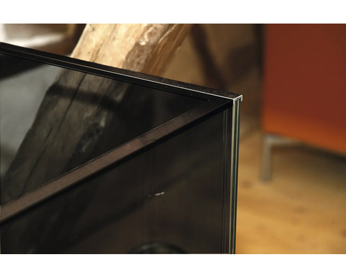 Detailansicht eines Aquariums mit Glas und Rahmen