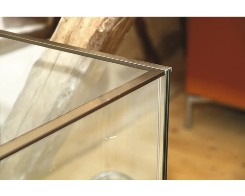 Detailansicht eines Aquariums mit Glas und Metallrahmen