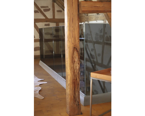 Dachgeschoss mit Holzstütze und Glasgeländer