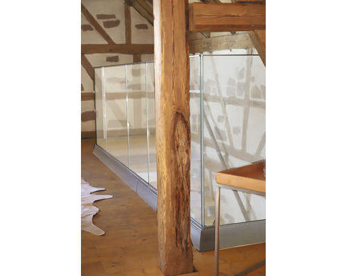 Innenraum mit Holzpfosten und gläsernem Geländer