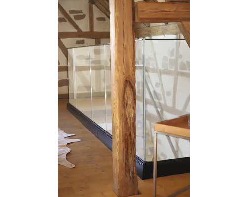 Innenraum mit Holzbalken und Glasgeländer