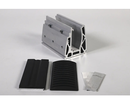 Profilé en aluminium avec vis, bandes de caoutchouc et plaques d''aluminium