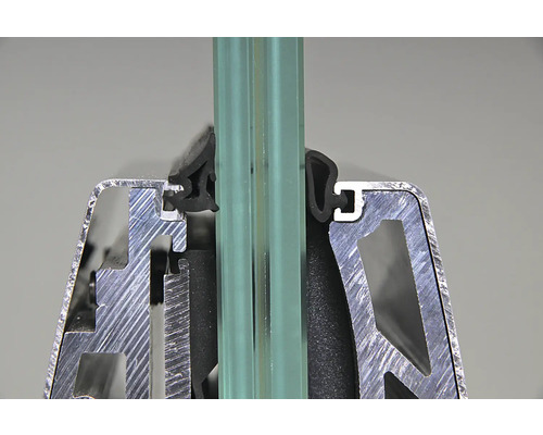 Vue détaillée d''un joint de fenêtre ou de porte avec profilé en aluminium et verre