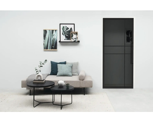 Wohnzimmer mit Sofa, Couchtischen und Schiebetür